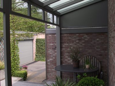 Veranda constructie met zonwering