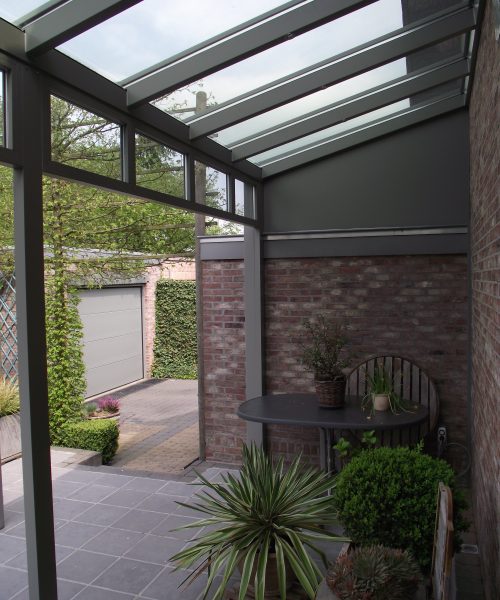 Veranda constructie met zonwering