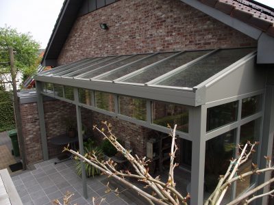 Veranda constructie met zonwering