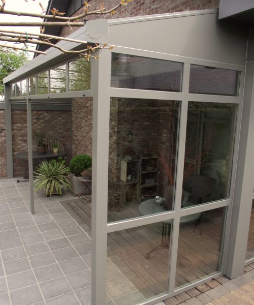 Veranda constructie met zonwering