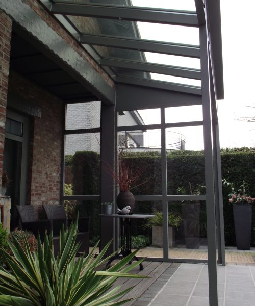 Veranda constructie met zonwering