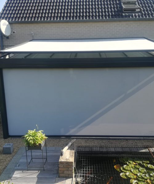 Dakconstructie / Overkapping met dakdekking in glas, gecombineerd met dakscherm en screen